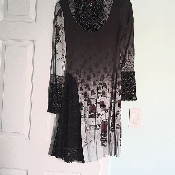Save the Queen dress size M - Picture 9 of 10
